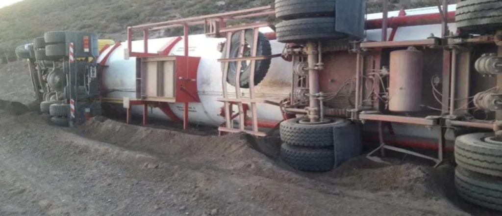 Volcó un camión cisterna lleno de gas en Malargüe