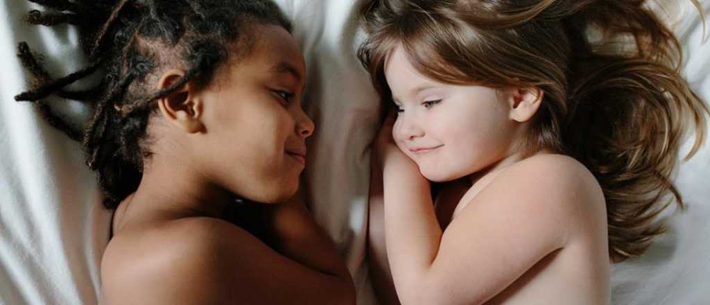 Fotos: una madre registró la emocionante conexión entre su hija biológica y adoptiva