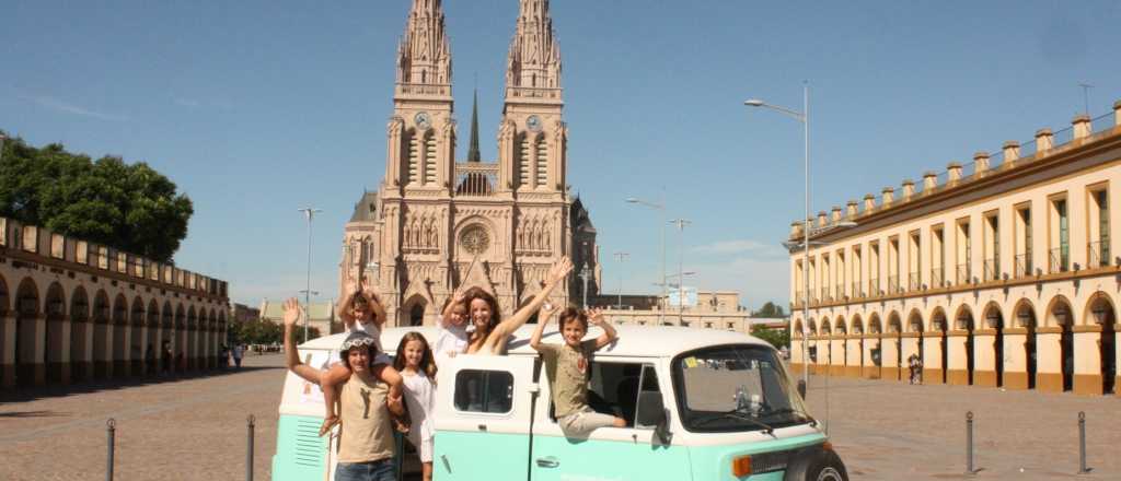 Una familia atraviesa América en una combi de 1980 (y pasó por Mendoza)