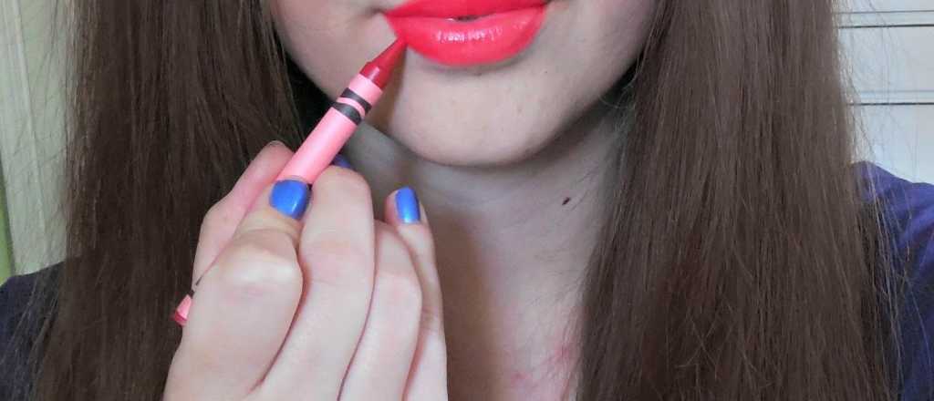 La peligrosa moda de maquillarse con l&aacute;pices escolares