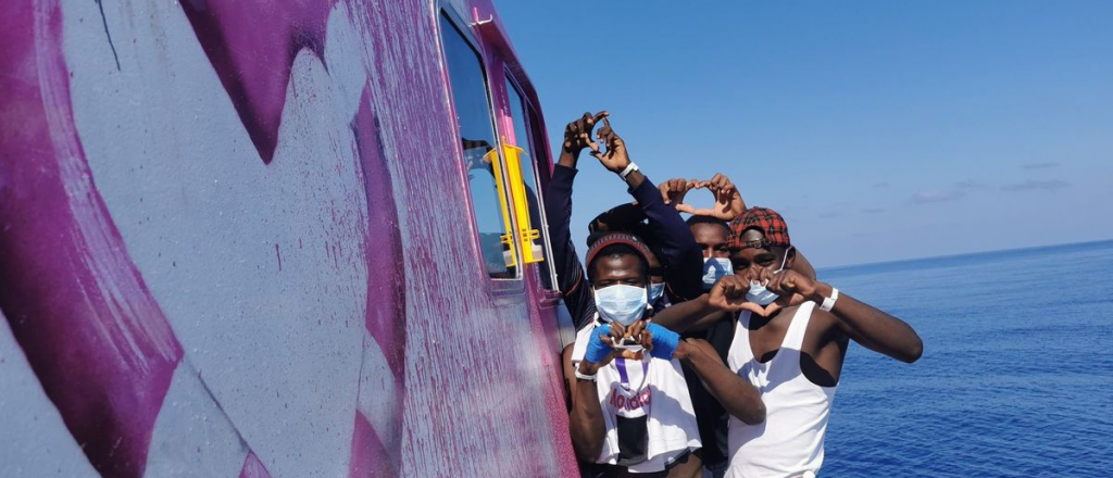 El barco para refugiados financiado por Bansky pide ayuda desde el oc&eacute;ano