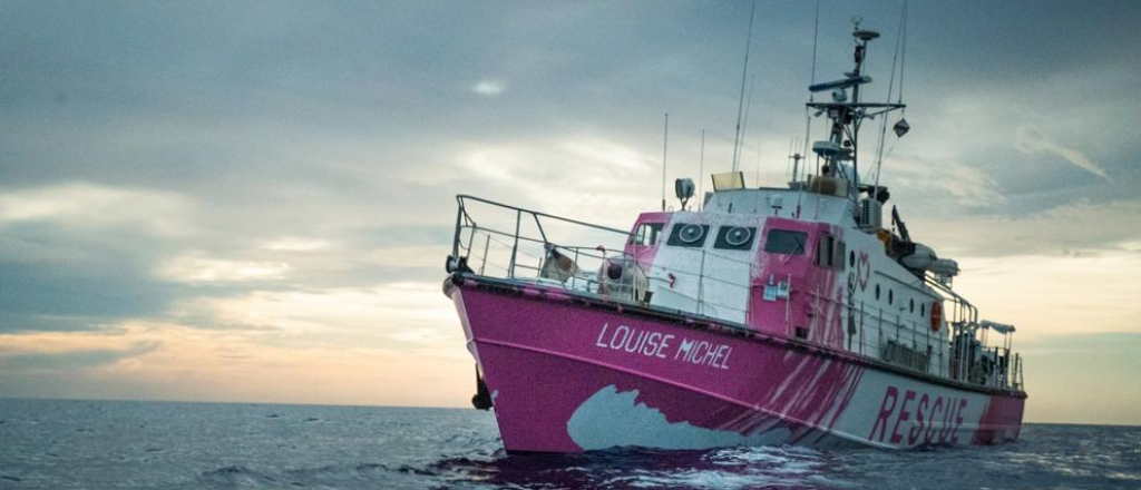 El barco para refugiados financiado por Bansky pide ayuda desde el océano