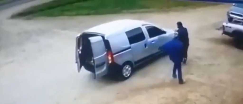 Alrededor de una camioneta, un ladr&oacute;n se bale&oacute; con un polic&iacute;a retirado