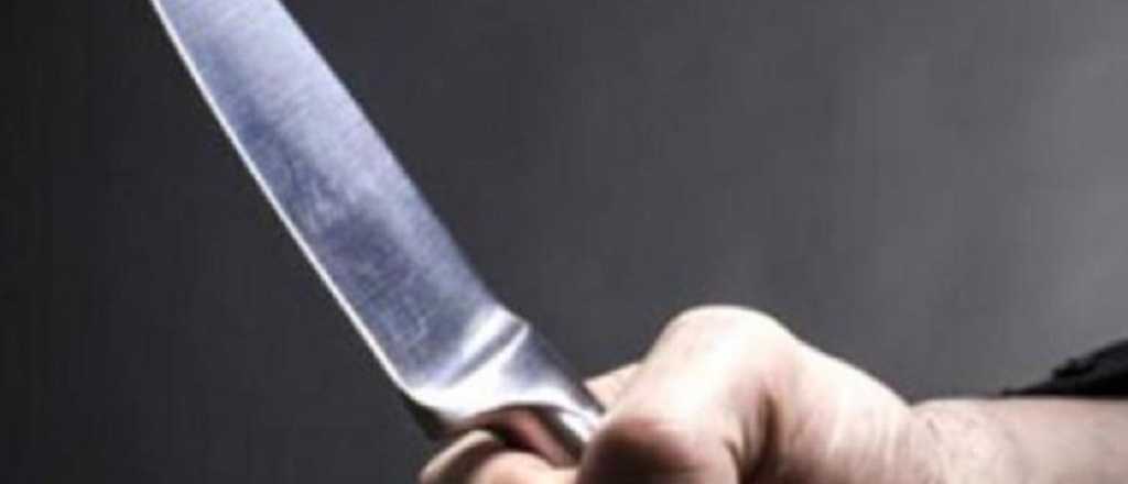 Con un cuchillo clavado en el cuello, un remisero llevó a un ladrón a la comisaría