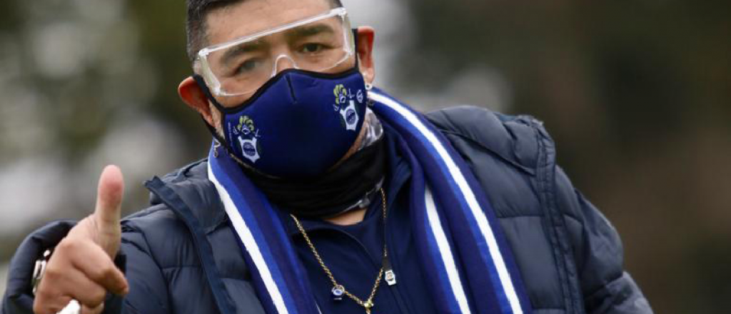 Maradona asisti&oacute; por primera vez a un entrenamiento de Gimnasia