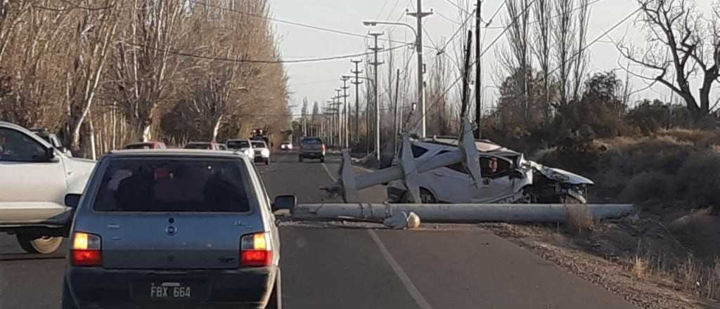 Camioneta chocó contra un poste de luz y cortó el servicio en Junín