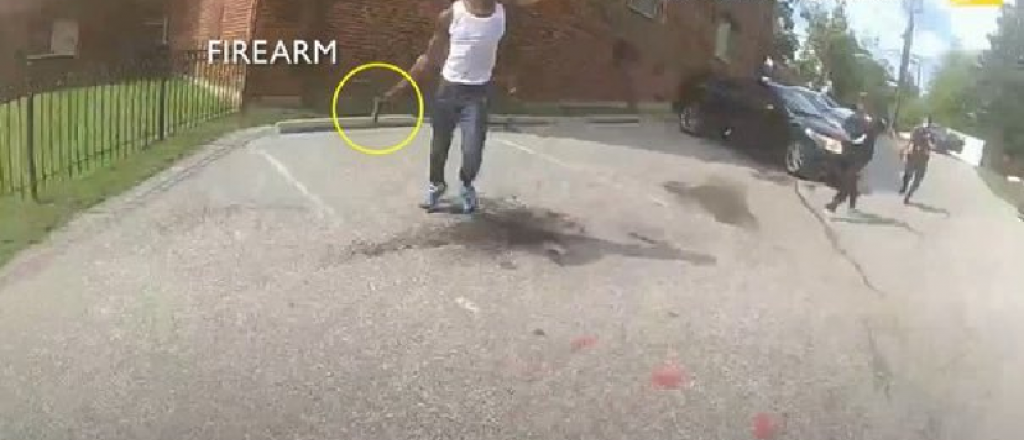 Video: la polic&iacute;a de EE.UU. persigui&oacute; y mat&oacute; a un adolescente afromericano