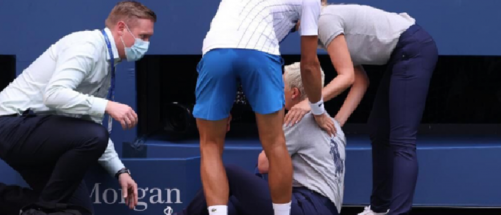 Djokovic le pegó un pelotazo a una jueza y fue descalificado del US Open