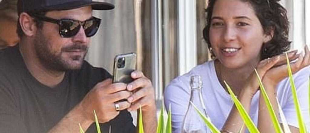Zac Efron, novio feliz con la moza que le sirvi&oacute; el caf&eacute;
