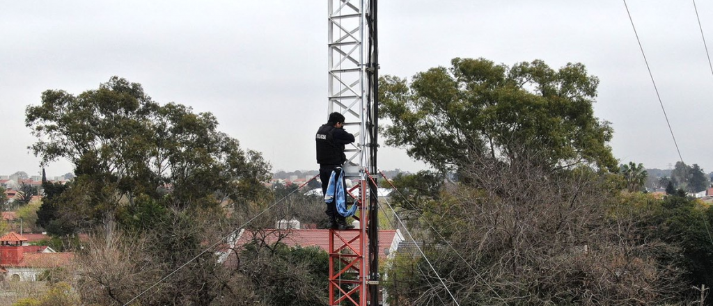 Tensión en La Matanza: un policía amenazó con tirarse de una torre