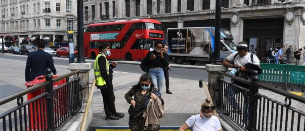 Las restricciones por el coronavirus en Inglaterra seguir&iacute;an hasta Navidad