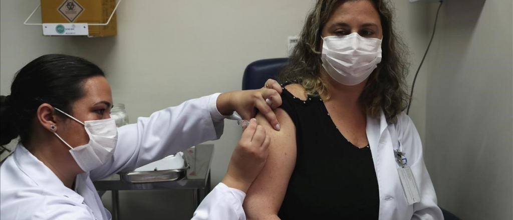 Vacuna de Oxford: una paciente presentó síntomas neurológicos