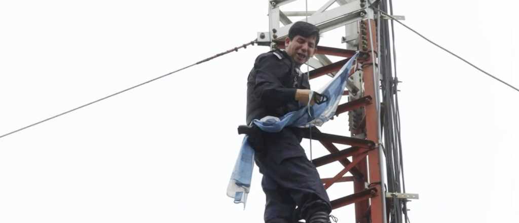 Le mataron al hijo y as&iacute; reclam&oacute; justicia el polic&iacute;a que amenaz&oacute; con suicidarse