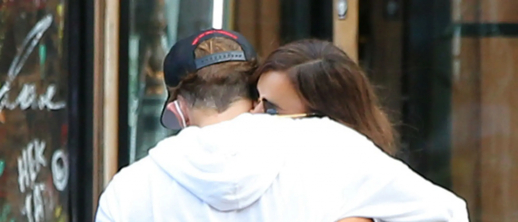 Irina Shayk y Bradley Cooper se mostraron cari&ntilde;osos en plena calle