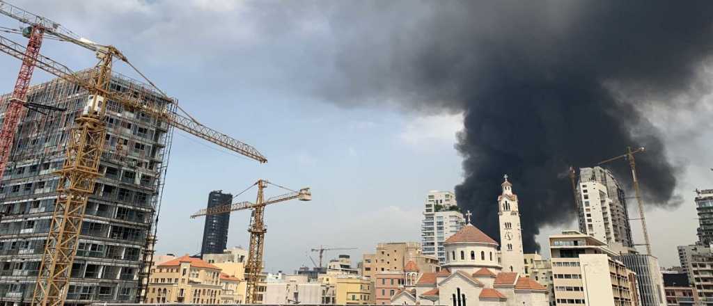 Beirut: se incendió el puerto a un mes de las explosiones