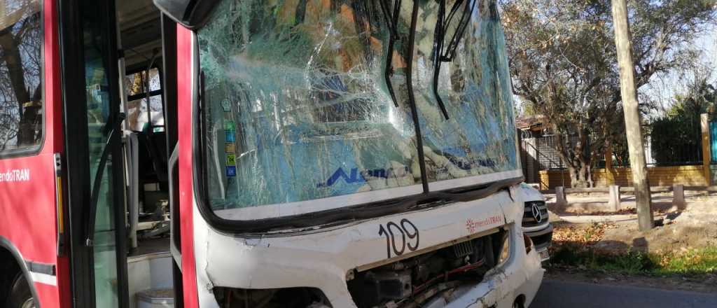 Guaymall&eacute;n: 29 pasajeros heridos por un choque entre micros