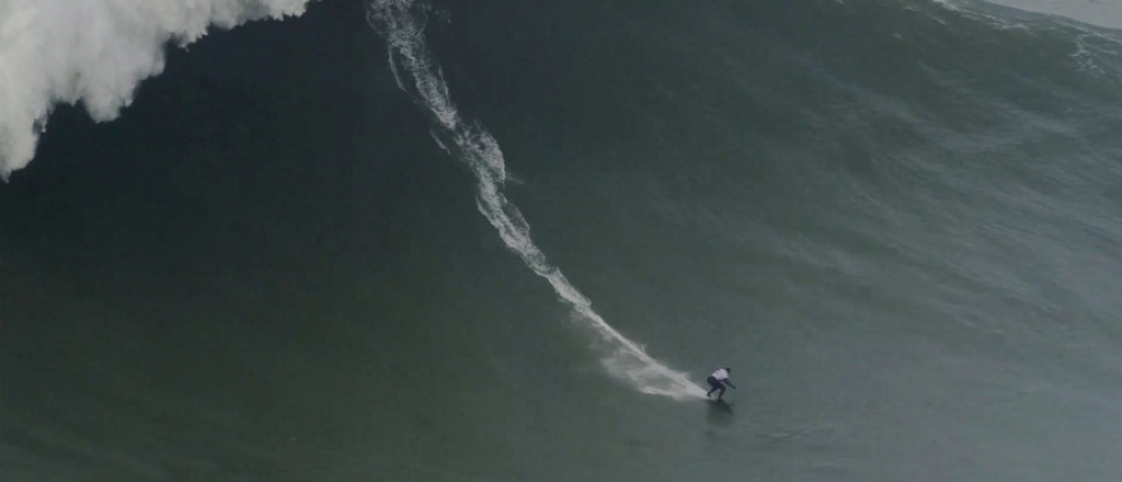 Video: es brasileña, surfeó una gigantesca ola y batió un récord mundial