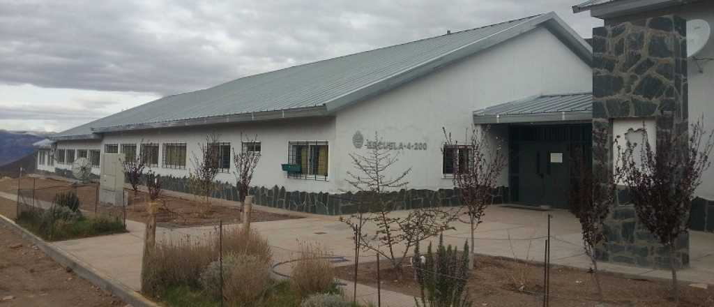 La escuela donde los chicos captan internet subi&eacute;ndose a un cerro