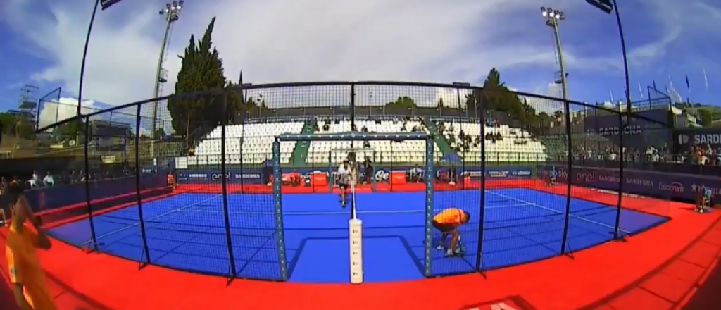 Terrible pelotazo en la cara a un jugador de p&aacute;del de parte de su compa&ntilde;ero