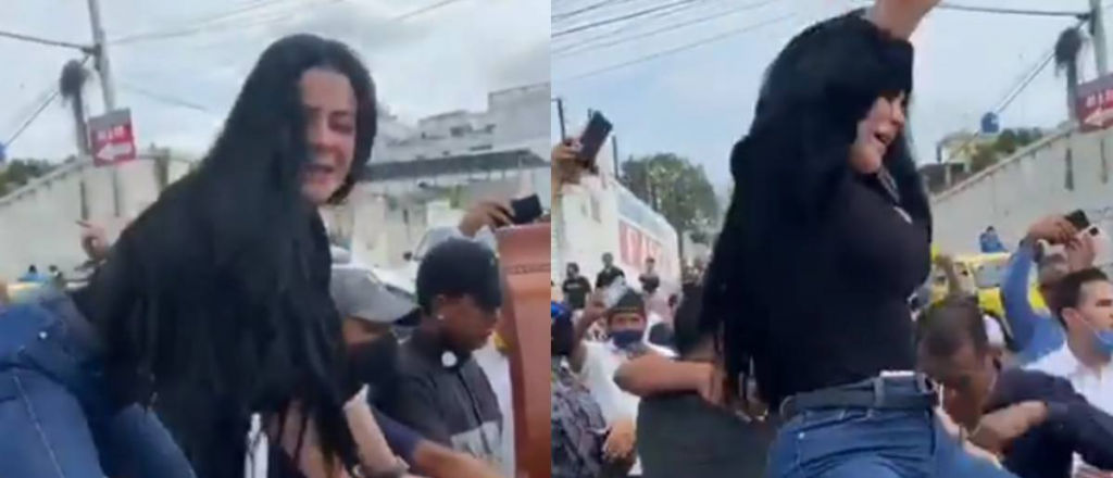 Una viuda se despidi&oacute; de su marido con un perreo intenso sobre su ata&uacute;d