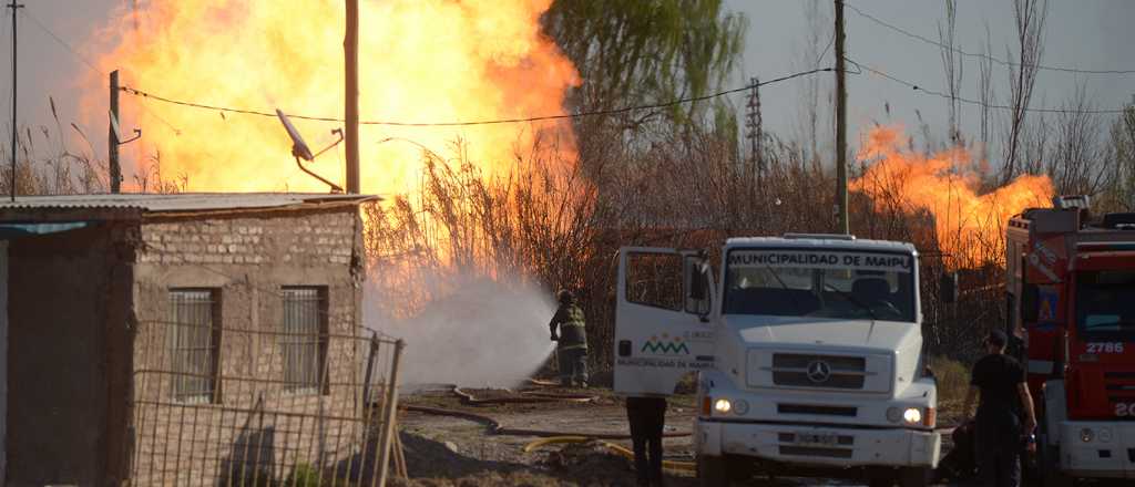 As&iacute; combaten el incendio de un ca&ntilde;o de Ecogas roto en Maip&uacute; 