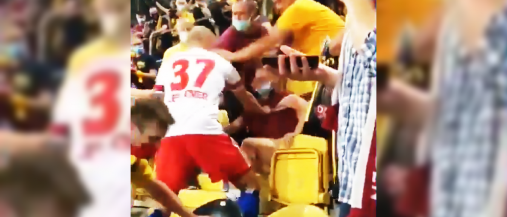 Video: suspendieron al jugador que agredió a un hincha que lo insultó