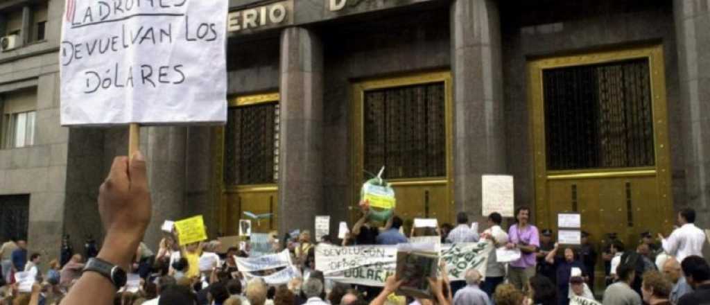 Los bancos no venden dólares y los argentinos ya hablan de "corralito"