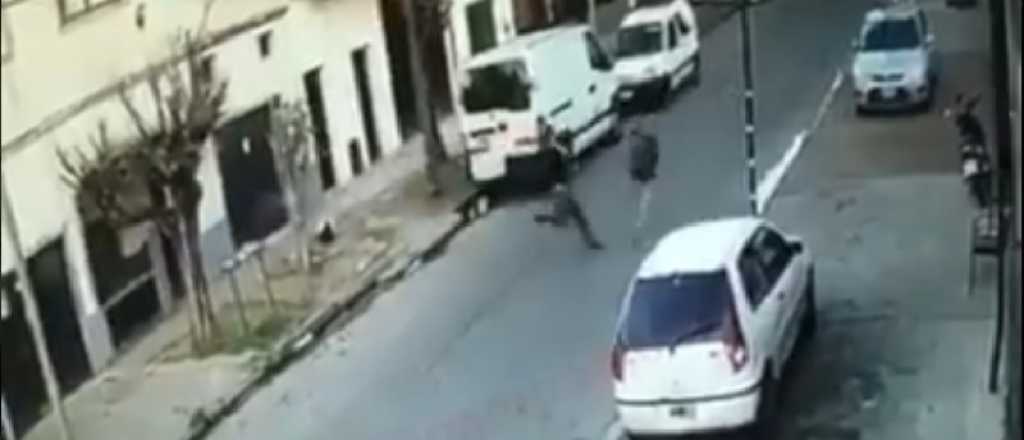 Video: detuvo a un ladrón con una espectacular patada