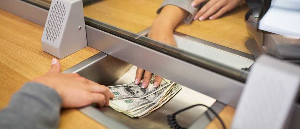 "Mamushka de cepos", calificaron en el mercado las restriciones al dólar