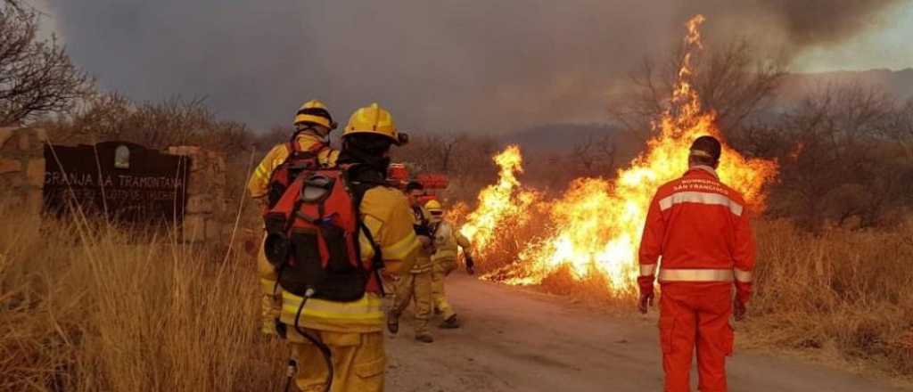 Video: una camioneta atraviesa las llamas en los incendios de Córdoba