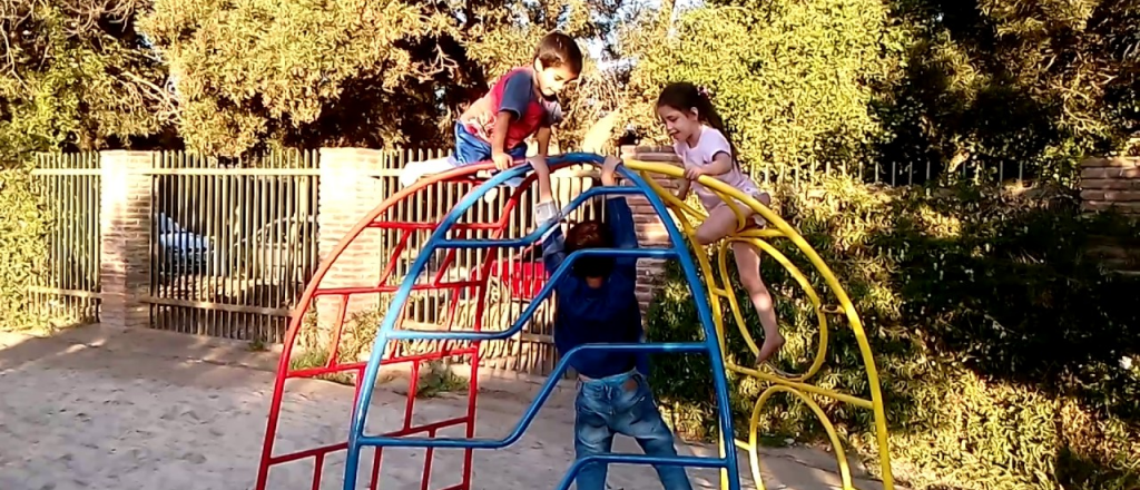 Videos: niños "coparon" los juegos de una plaza en CABA