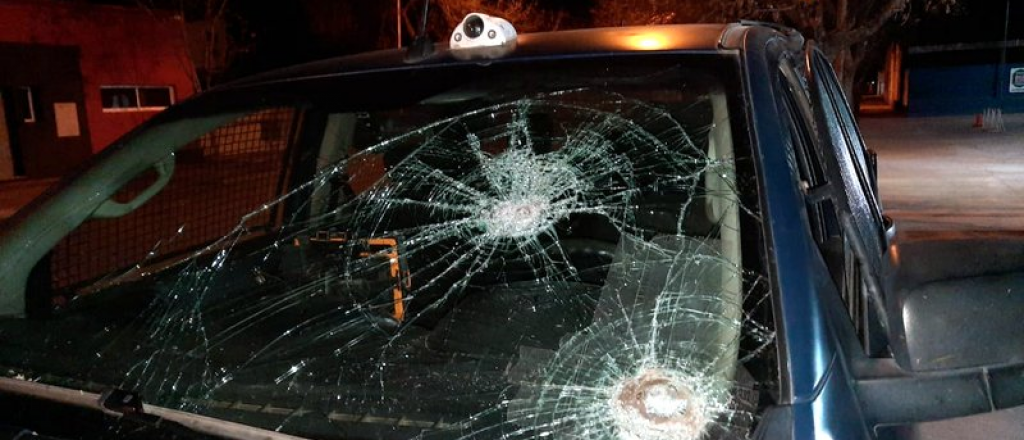 Alvear: emboscaron un móvil policial y lo dañaron a ladrillazos