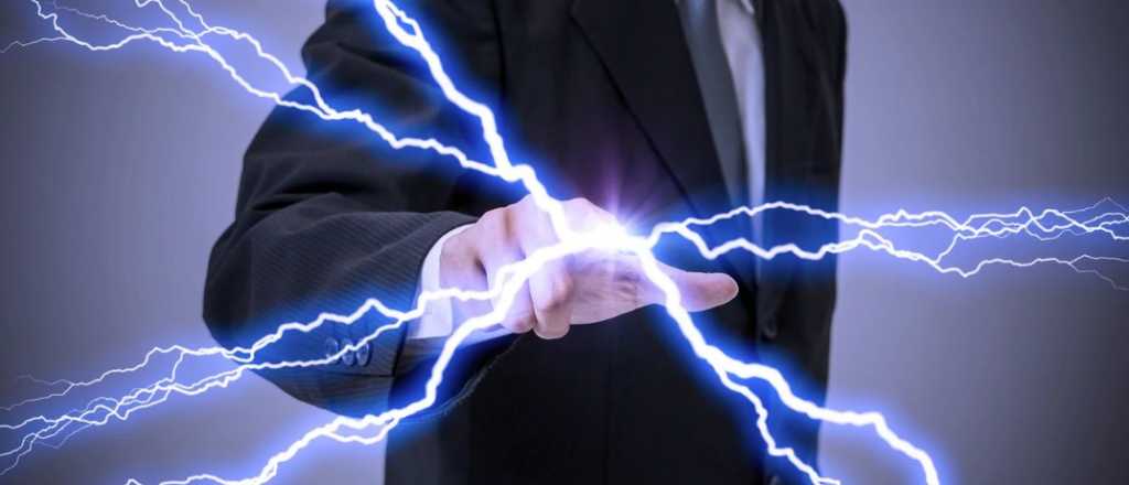 ¿Por qué algunas personas dan "patadas eléctricas"?