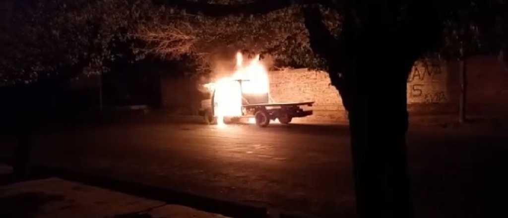 Video: las llamas consumieron la camioneta de un hombre en San Carlos