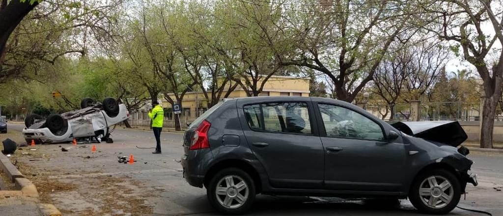 Volcó una camioneta en la Quinta Sección luego de un fuerte choque