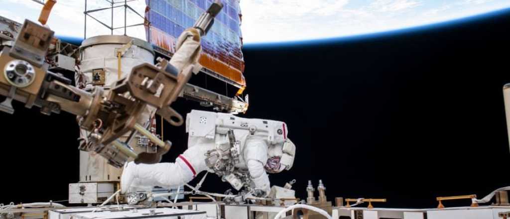 Astronautas buscan una fuga de oxígeno en la Estación Espacial