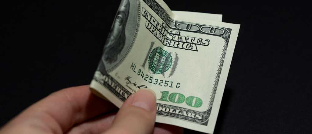 El dólar blue cerró en baja pero acumuló en el abril $9