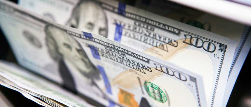El dólar blue opera sin cambios y se achica la brecha 