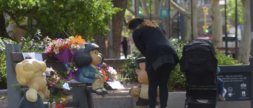 Adiós a Quino: mendocinos lo despidieron en la estatua de Mafalda