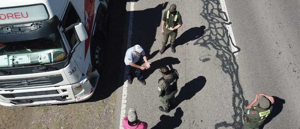 Video: camionero quiso atravesar el corte de Ruta en Alvear y fue detenido