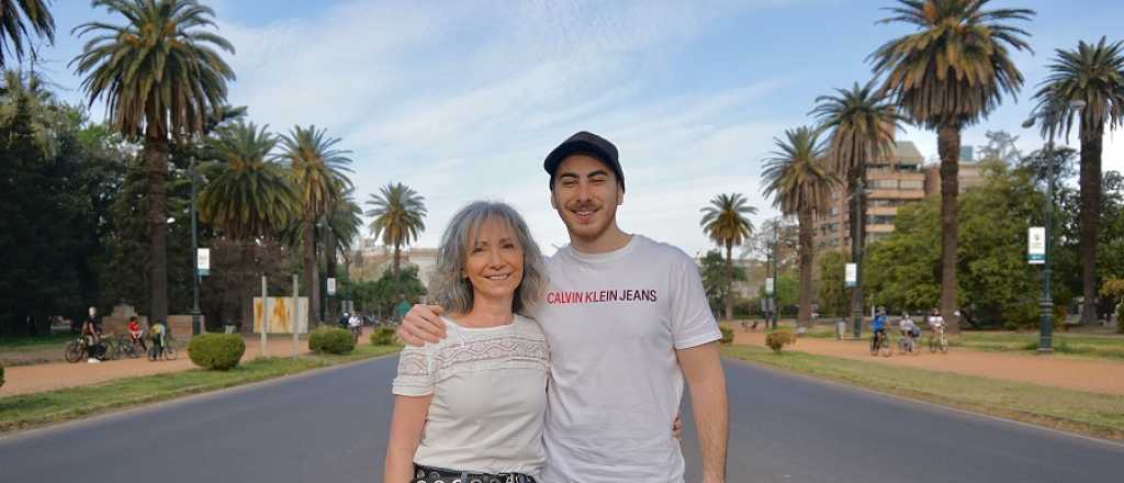 Madre e hijo extrañaban tanto Mendoza, que ahora hacen "mansas" remeras