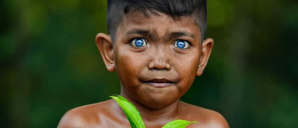 Impresionante: Una tribu en Indonesia asombra por el azul de sus ojos