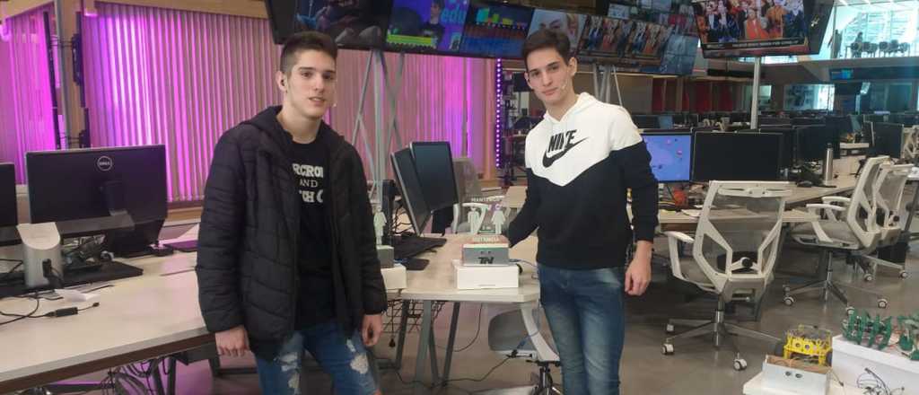 Medir la distancia social: dos chicos inventaron un dispositivo smart