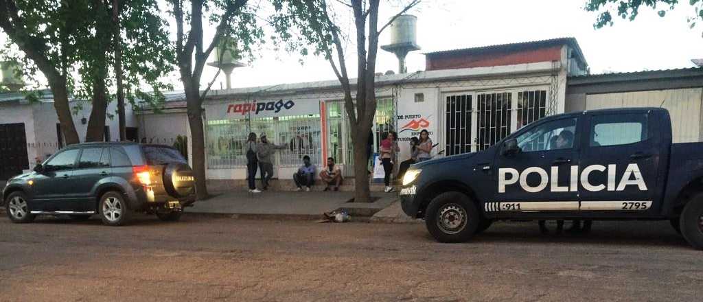Motochorros robaron 100 mil pesos de un Rapipago de Alvear