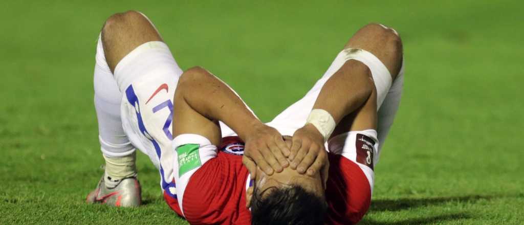 Video: el escandaloso penal que no cobraron y le cost&oacute; el partido a Chile