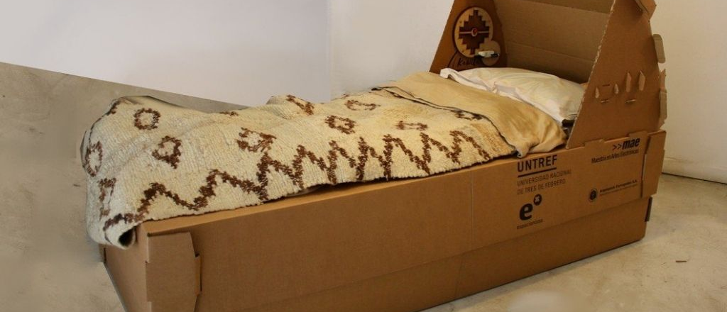 Polémica por las camas de cartón que donaron para pacientes con coronavirus