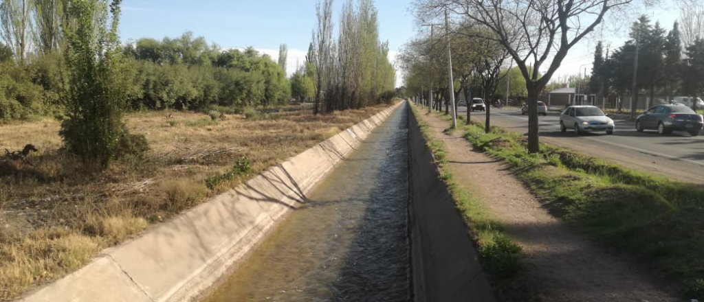 Totalmente borracho, cayó con su camioneta a un canal en San Rafael 