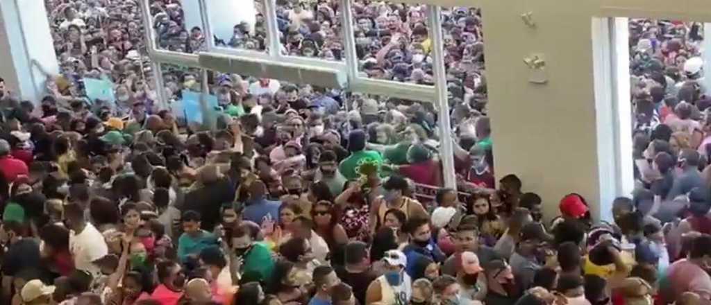 Video: una multitud produjo una avalancha en un shopping de Brasil