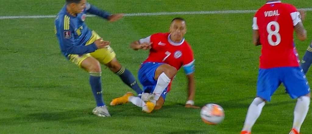 James casi fractura a Alexis Sánchez y para Herrera sólo fue amarilla