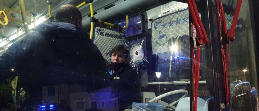 Una polic&iacute;a mat&oacute; a un adolescente que subi&oacute; a robar a un micro